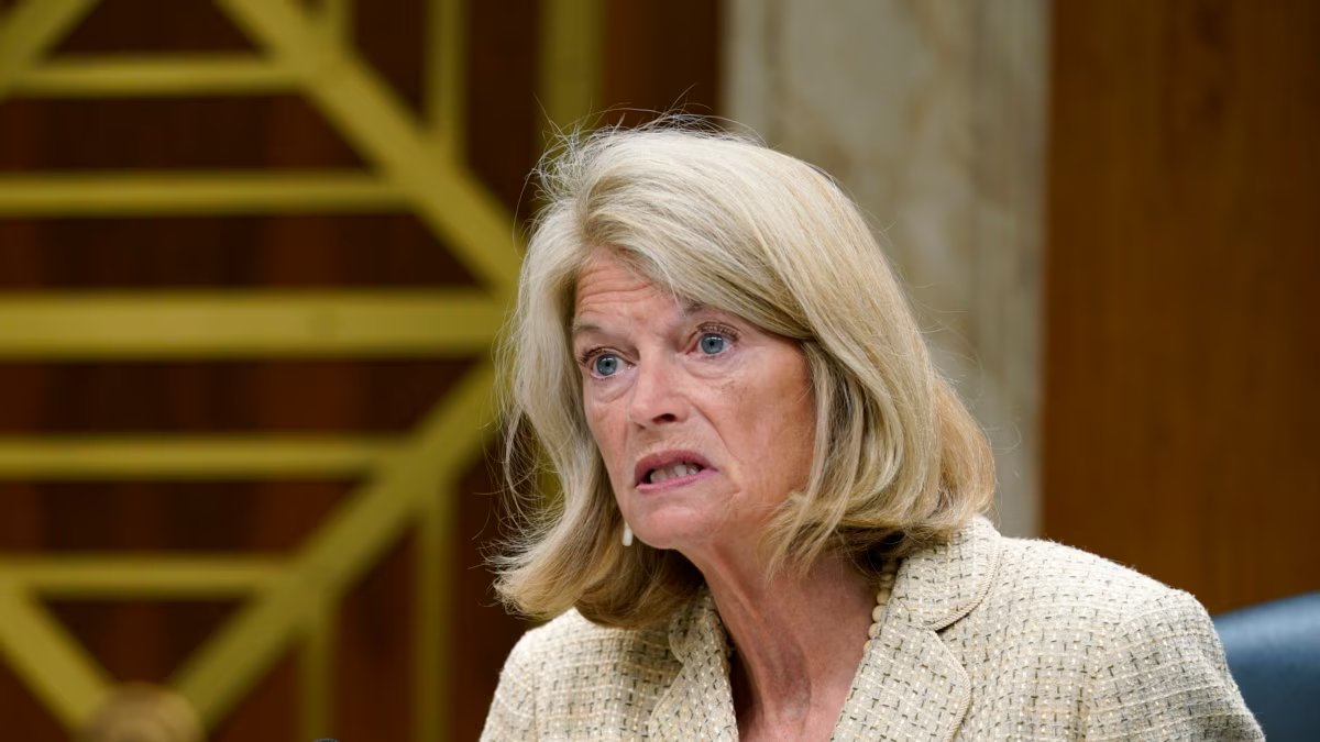 PeterBernegger's tweet image. US Senator Lisa Murkowski and her Treasurer Meghan Munoz caught Smurfing $819,454 into her campaign committee. Smurfing is structured money laundering.

86 year old Lesley Stewart of Texas is a Smurf, meaning she is a victim of Murkowski and Munoz. They stole Stewart's identity,…