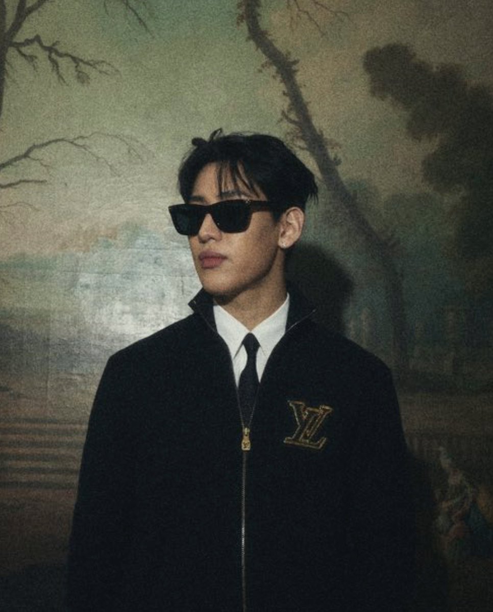 allnewsth2's tweet photo. สมมง House Ambassador Louis Vuitton พาส่องลุคแรกของ “BAMBAM” ที่กรุงปารีส ประเทศฝรั่งเศส ก่อนเตรียมพร้อมเข้าร่วมงาน Louis Vuitton Men’s Fall/Winter 2026

#LouisVuitton #LVMenFW26
#BamBam @BamBam1A @LouisVuitton https://t.co/4sTD4z1GoX