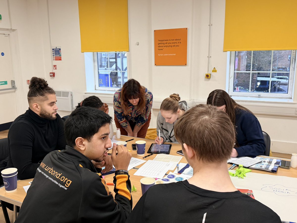 UrbondYDP's tweet photo. On Sat 17 Jan, our Youth Ambassadors took part in Community Research Champion training with Kirsty Rogers from NIHR

They’re now preparing for their final presentation on 17 Feb before officially becoming Community Research Champions! https://t.co/xtFZ9saF10