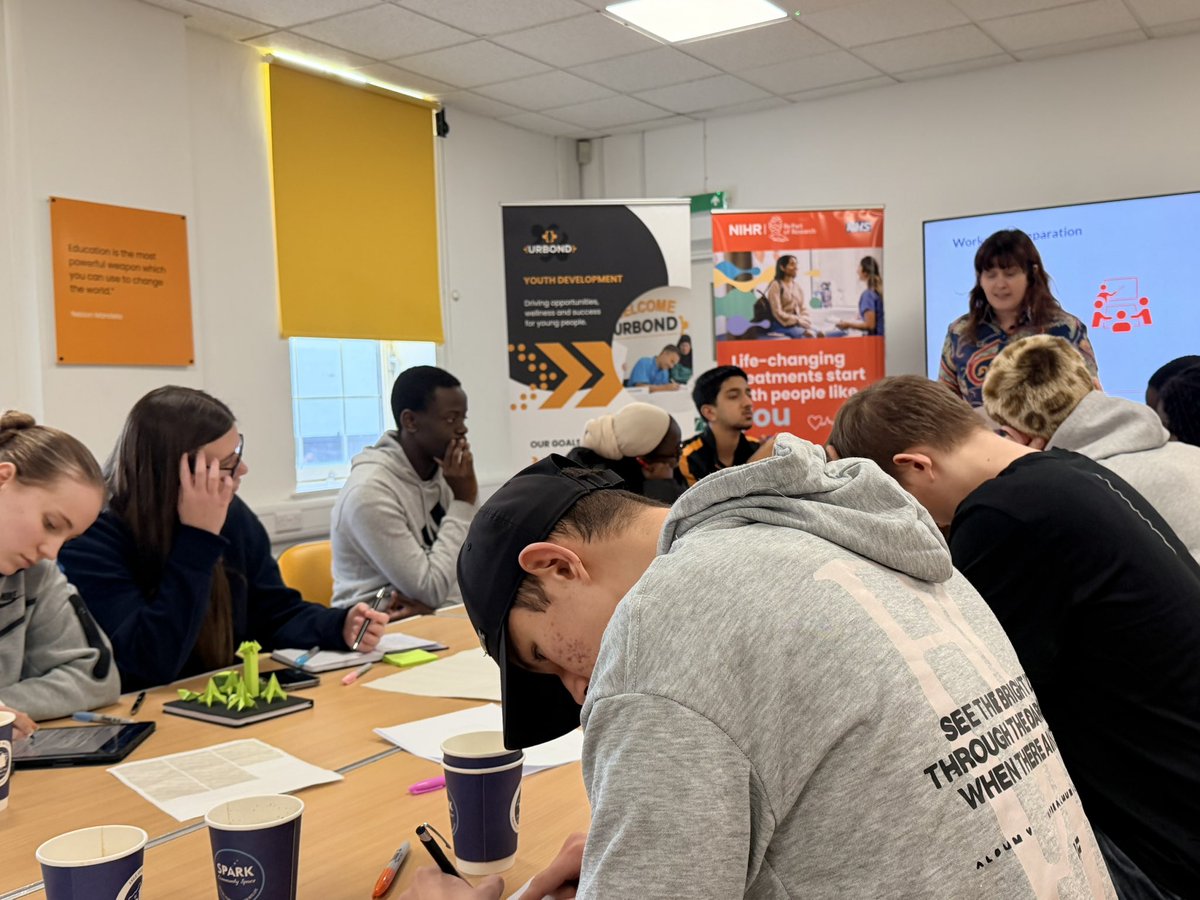 UrbondYDP's tweet photo. On Sat 17 Jan, our Youth Ambassadors took part in Community Research Champion training with Kirsty Rogers from NIHR

They’re now preparing for their final presentation on 17 Feb before officially becoming Community Research Champions! https://t.co/xtFZ9saF10