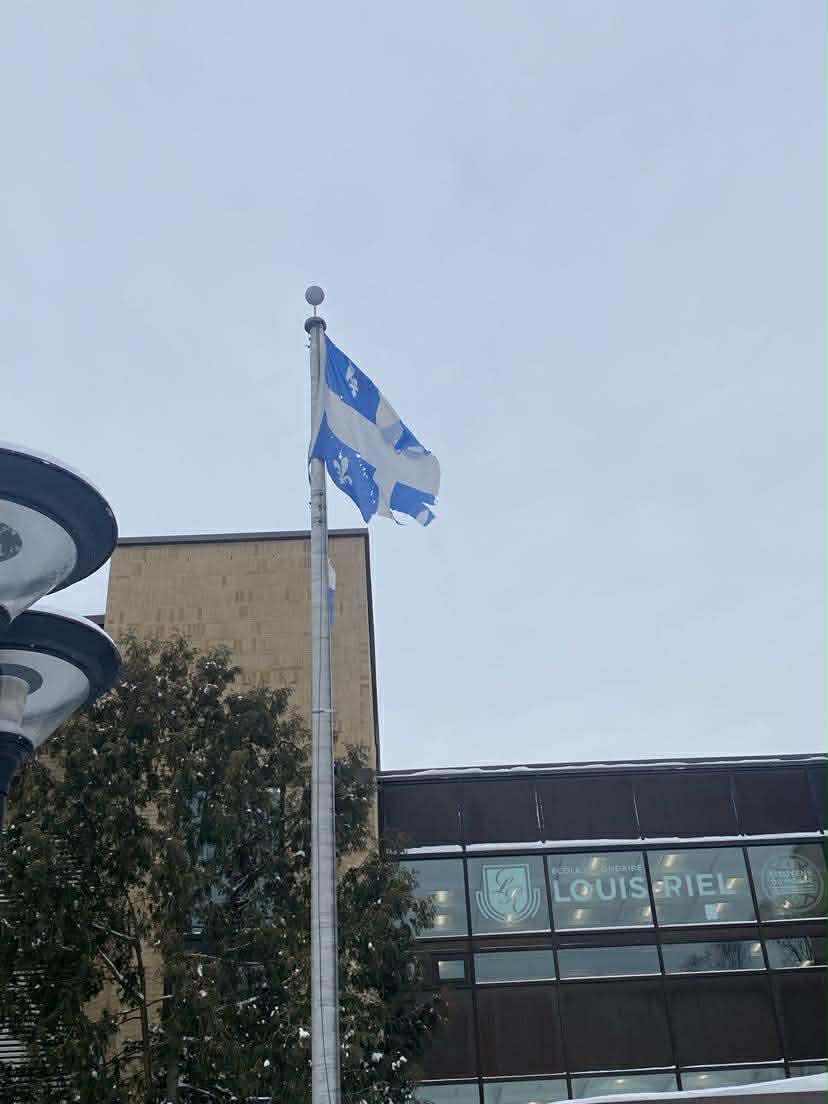 Ces drapeaux doivent être changés rapidement. Notons le dénominateur commun : toujours des écoles. Lamentable !

- J.-P.-Labarre <a href="/suzanneroy_caq/">Suzanne Roy</a> 
- La Clé-des-Champs <a href="/SylvieDAmours/">Sylvie D’Amours</a> 
- Le Sentier <a href="/EricGirardMFQ/">Eric Girard</a> 
- De l'Étincelle <a href="/fbonnardelCAQ/">François Bonnardel</a> 
- Louis-Riel <a href="/KarineBoivinRoy/">Karine Boivin Roy</a>