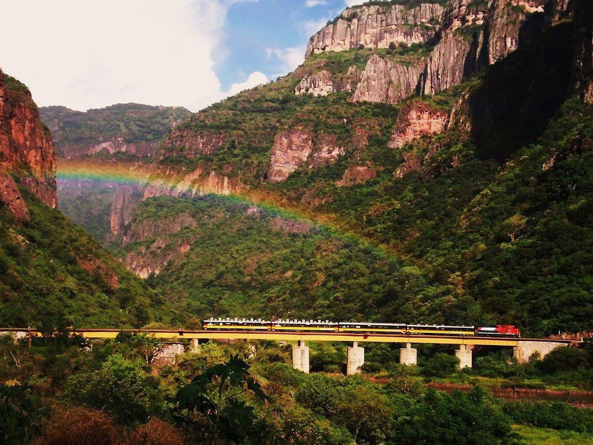 chihuahua2_'s tweet photo. Las Barrancas del Cobre son un sistema espectacular de cañones en Chihuahua, México, más grandes que el Gran Cañón, accesibles por el emblemático tren Chepe, que ofrece paradas en pueblos como Creel y Divisadero para explorar maravillas naturales como el Lago de Arareko y las impresionantes Cascadas de Basaseachi y Piedra Volada, permitiendo senderismo, vistas panorámicas y contacto con la cultura Rarámuri.