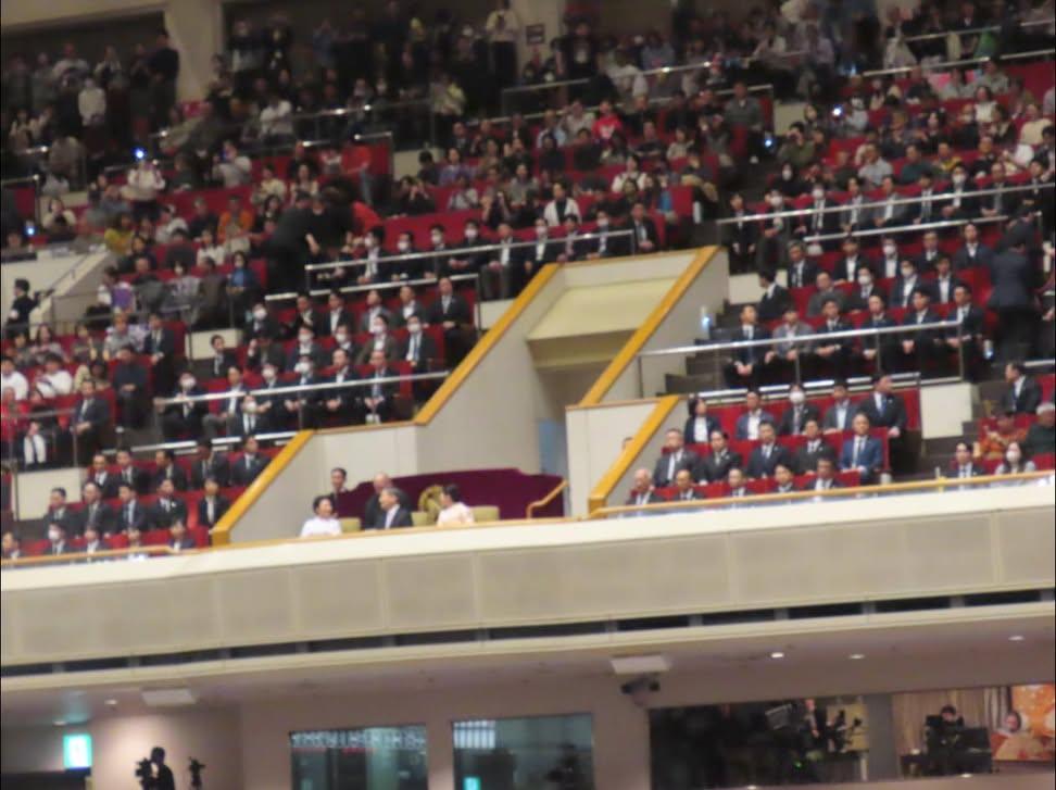 ちょっと！今拾ったんたけど、SPとお付きの人数が異常じゃないですか！？
一区画15人として80人くらいはいますよ。

こんなんならあの時安倍さんにたくさんつけてやってくれればよかったじゃん⋯。