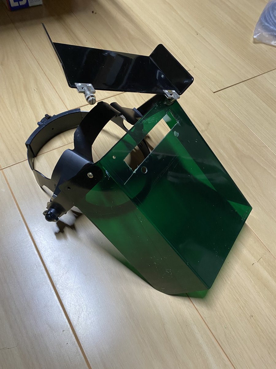 kreckanai's tweet photo. 20年以上前に買ったスター電気の格安溶接面。直近アリエクで求めた爆安自動遮光ユニットと合体加工。 https://t.co/ybOXd00Zb1