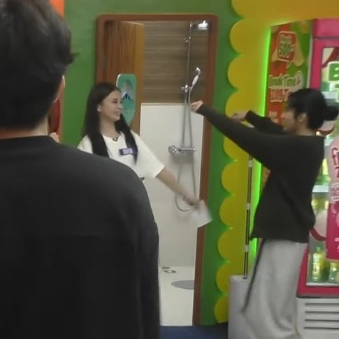 beapotee's tweet photo. ito yung naudlot na friendship dahil na evict si eliza, &amp; now tuloy ang  getting closer ng dalawang ’to. very positive lang ang aura nila &amp; very kalog pa iyan, same vibes besties.

#PBBCollab20SixthGroupings
#sofiapablo https://t.co/RgY0Gj2Prt