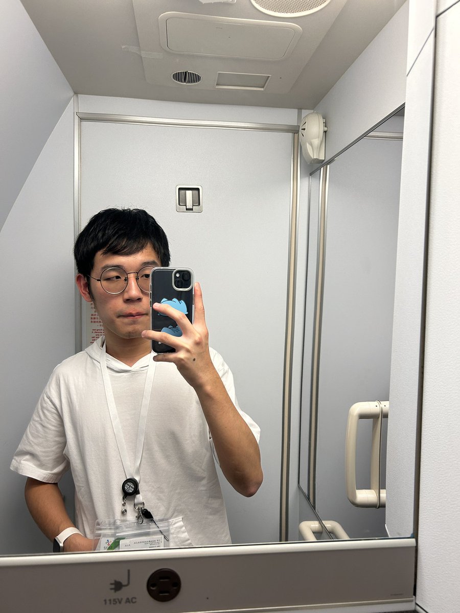 昨天回來的飛機上🙂‍↕️🙂‍↕️
但就這兩張沒有其他版本了
——
ps 國泰的廁所蠻好拍的