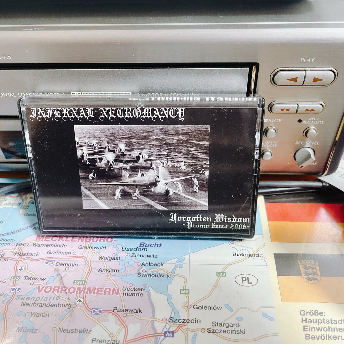 アナログには憧れるけどレコードは性格的に無理（以前、むき出しで放置してほこりまみれにしてしまい二度と聴かなくなったことあり)
アナログならテープでもって事でデッキを購入してみた。買いためたテープもこれで成仏させられるかも