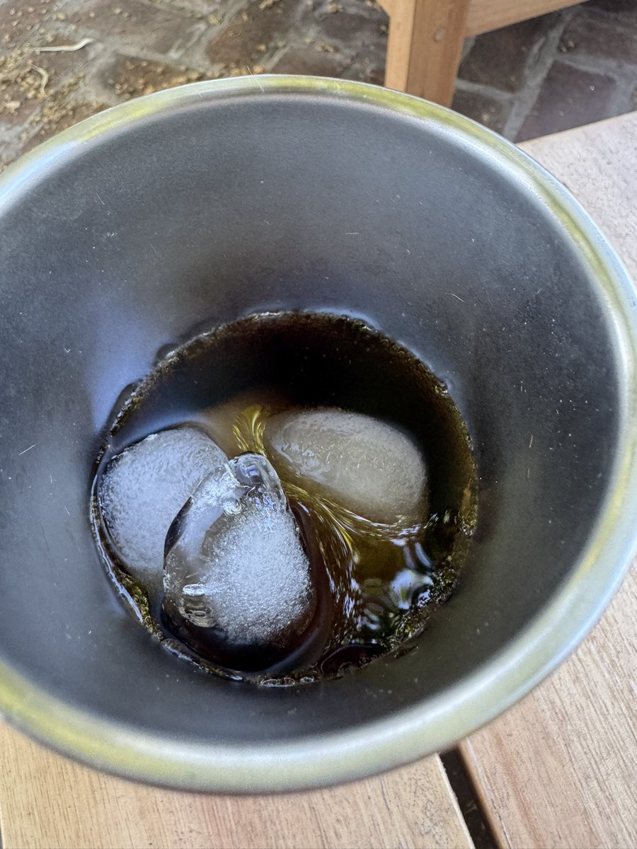 La primera vez que los vi me dije:” para qué carajo necesito un vaso Stanley”, bueno ahora tengo la respuesta: lo necesito para no tomar el fernet aguado porque se derriten los hielos. 
Entre la primera y la segunda foto pasaron 2 horas y son los mismos hielos. 

Abajo les dejo