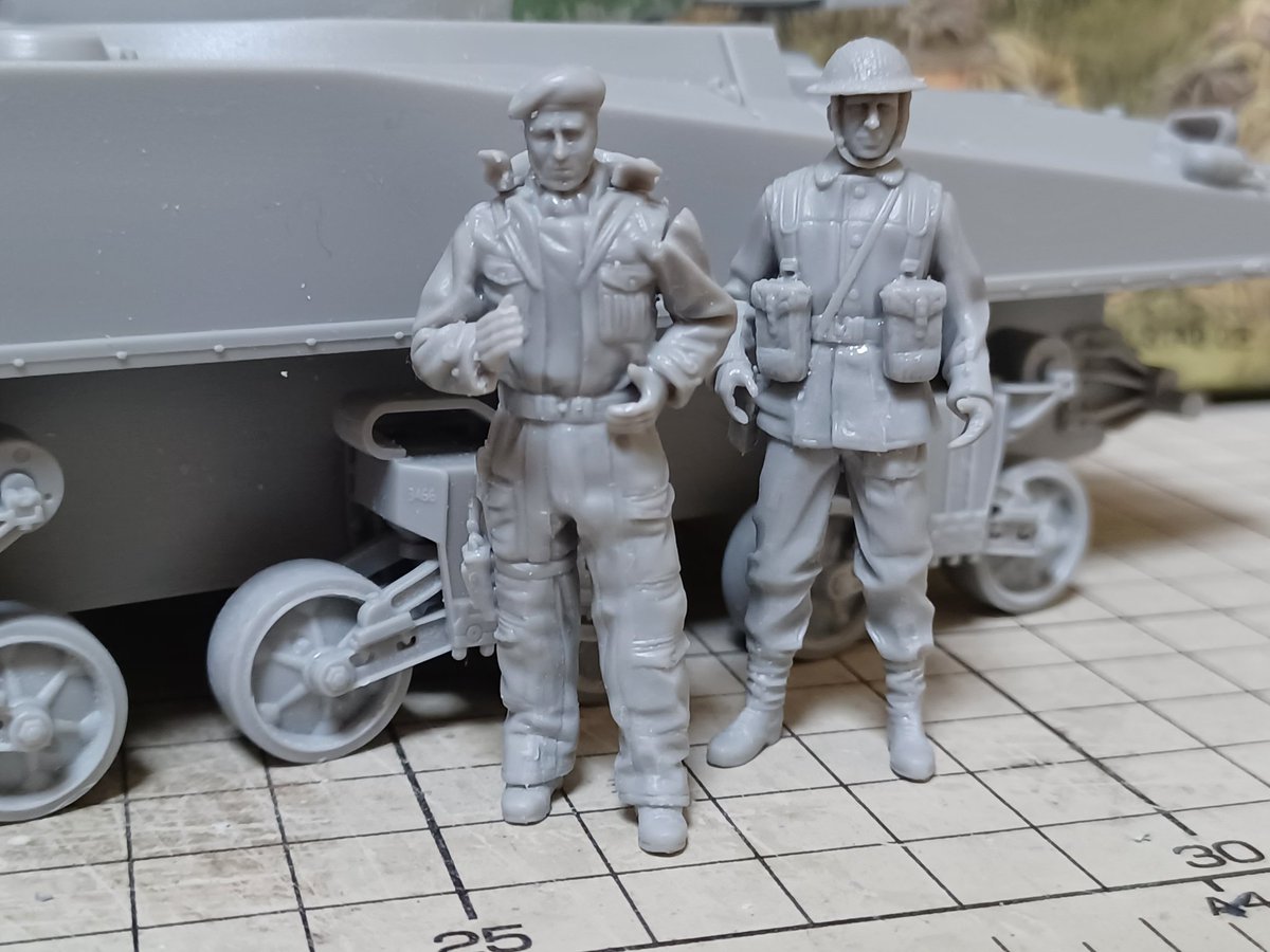 ファイアフライのフィグ。 箱絵では完全スルー、製品紹介でも画像を見たこと無い不遇の英国紳士。 同梱では無く、専用ランナー。  頭身が高めで、ヒロイックな印象。 装具にダボや凹んでて被せるヘルメット等、明らかに他のドラフィグとは異なる設計が見てとれる。 なぜか ...