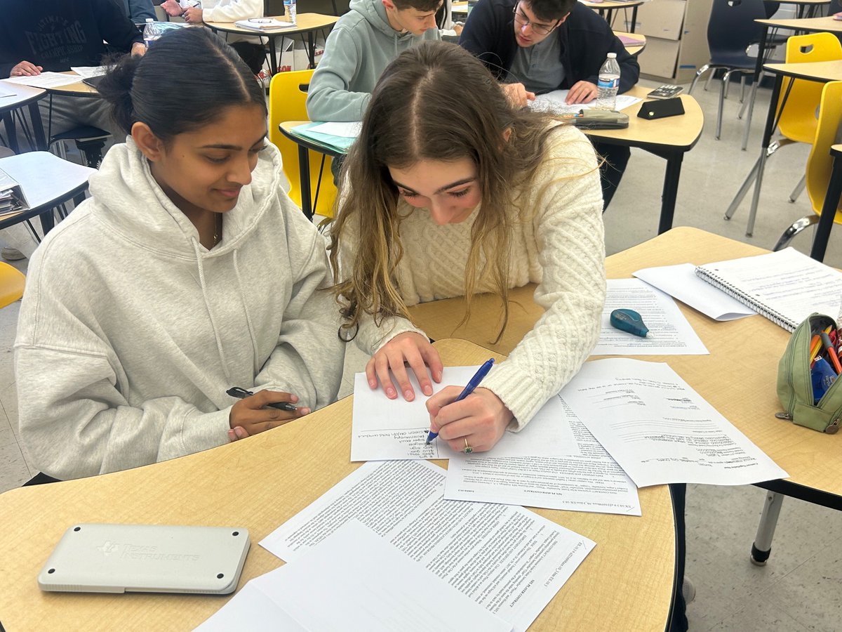 blcmrsbendik's tweet photo. BAMP seniors negotiating and drafting employment contracts determining compensation and risk allocation.  Collaborative, real world application at MHS! @eandreacci @NicoleHazelSup @MarlboroHSinNJ https://t.co/sNRxGd0bwQ