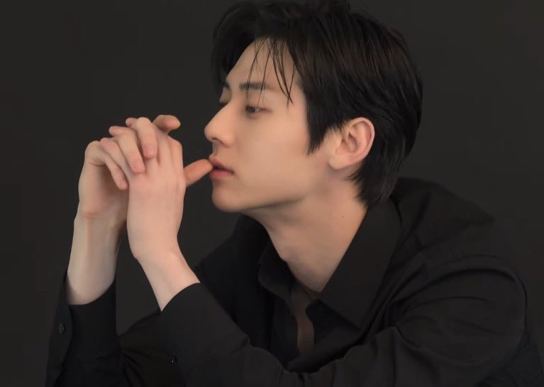 Dodohwangdo's tweet photo. 황민현 하얘서 검은 셔츠 입으면 더 돋보이는 거 아는 사람 https://t.co/px9o4IS4aH