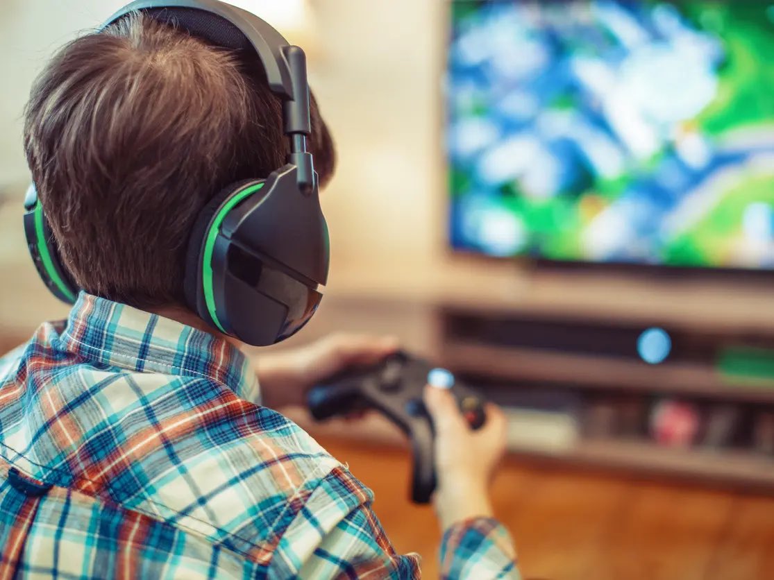NewslyKSA's tweet photo. 🎮 دراسة: ألعاب الفيديو قد ترفع ذكاء الأطفال

🧠 ارتباط ألعاب الفيديو بزيادة معدل الذكاء
📈 الأطفال الأكثر لعبا حققوا تحسنا ملحوظًا
➕ زيادة قدرها 2.5 نقطة خلال عامين

📺📱 لا تأثير مماثل للتلفزيون أو وسائل التواصل
⏱️ التوازن في وقت اللعب يضمن الفائدة دون إفراط https://t.co/msH5q6Nl1W