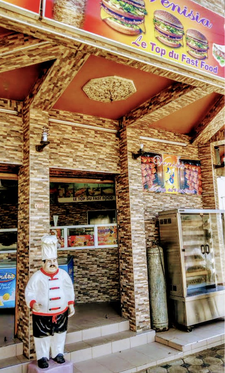atlasinfo's tweet photo. Le restaurant et salle de billard "VENISIA" à Dakar 🇸🇳, appartenant à un marocain, a été saccagé suite à la finale de la CAN 2025 entre le Sénégal et le Maroc. https://t.co/4ATsUKM77G