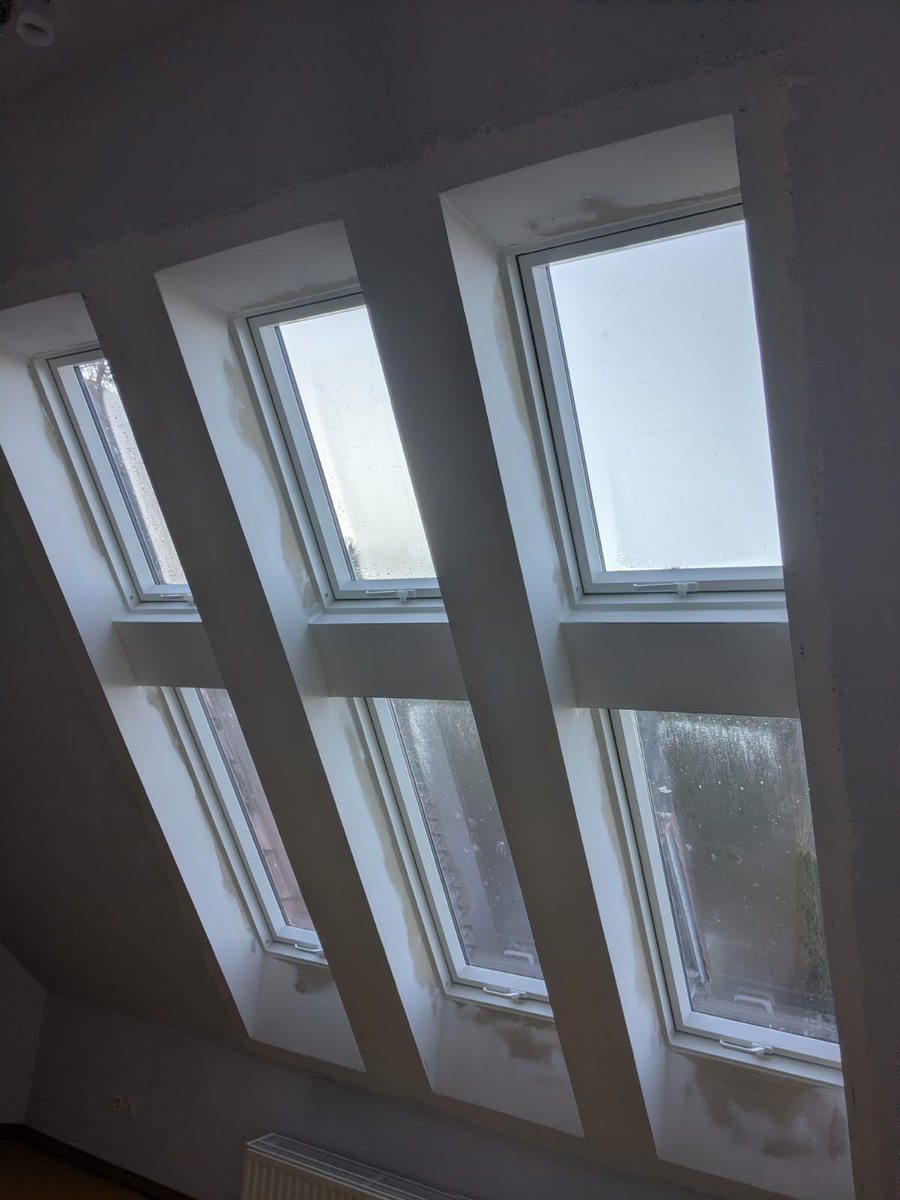 Die Fakro Lichtlösung baute ich im Frühjahr 25 ein. Ich montierte damals noch den Rigips und setzte die Eckschienen. Nun spachtelte und schlief ich das Innenfutter 3x und grundierte es. Nun kann es die Kundin streichen.
#liebingholzarbeiten #dachfenster #sanierung #renovierung