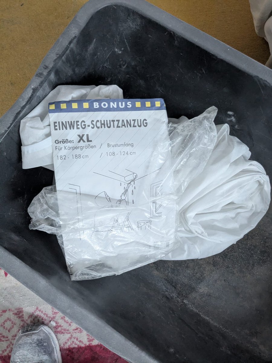 Beim Aufräumen im Lager einen Schutzanzug vom Baumarkt Max Bahr gefunden, Nostalgie pur. Jedoch erfüllte er noch seinen Zweck beim schleifen.
#liebingholzarbeiten