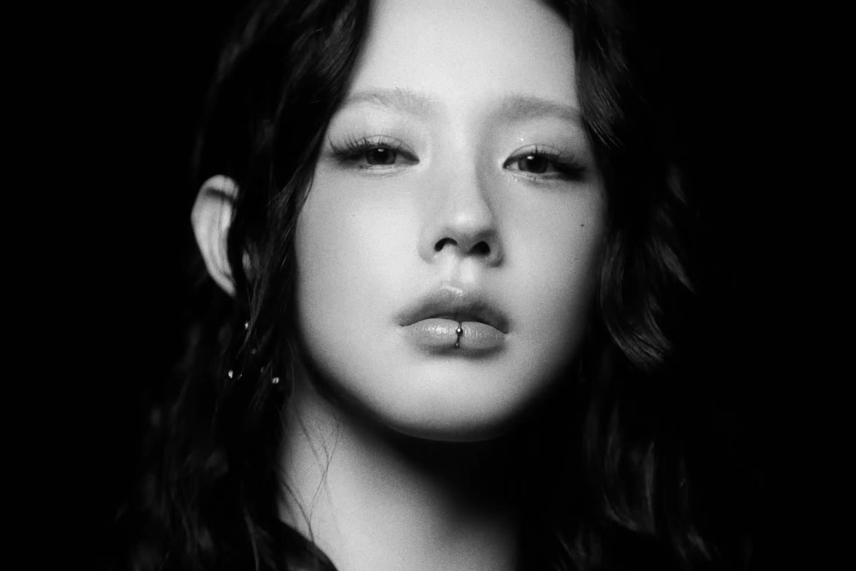 soompi's tweet photo. WATCH: #idle Announces New Single "Mono" Featuring #Skaiwater With Teaser Video  
https://t.co/BqL5sgJSOh https://t.co/rRKljGd7CY