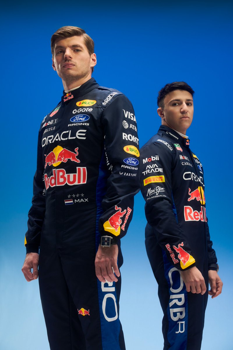 レッドブル・レーシングが2026年シーズンのレーシングスーツを公開！