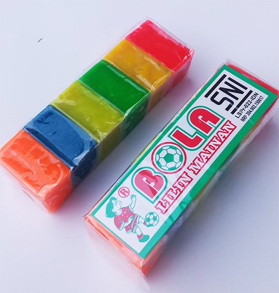 rgoestama's tweet image. Rmh org tua gua termasuk yg rutin kena banjir, dan itu kejadian setelah bertahun2 ditempatin.

Makanya dulu gua selalu sedia lilin mainan. Biasanya klo ud mulai deres ujan, gua bakal nempelin sela2 pintu pake itu spy air dr luar ga masuk rmh.

Cukup efektif walau hrs agak effort.