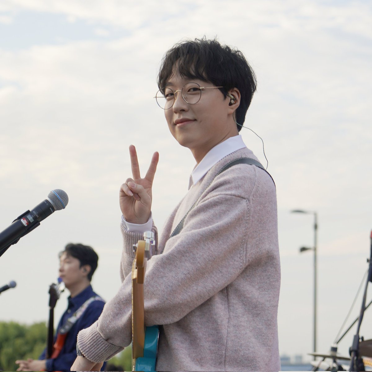 2019년 부터 지금까지 후회없이 정말 열심히 좋아했어요! 앞으로도 무한한 응원을 보낼테니 어디서든 반드시 행복하길☘️

(이건 걍 내가 좋아하는 사진이라서..)