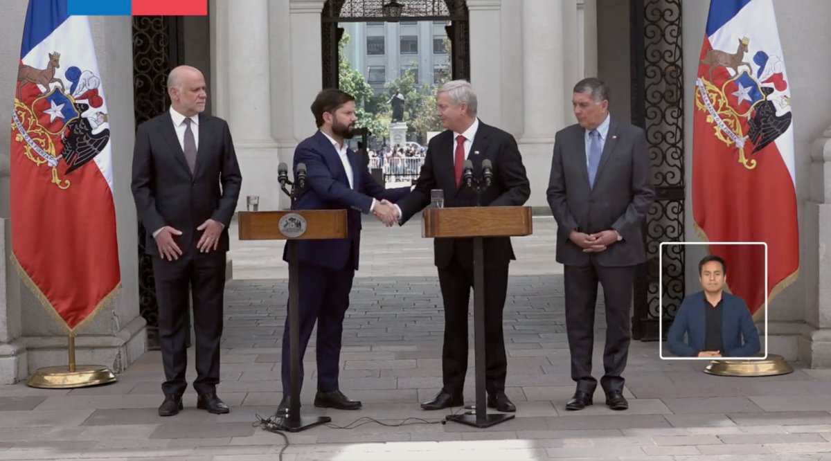 vagoilustrado's tweet image. En el mundo que vivimos hoy, esta imagen es una anomalía...

El presidente de Chile saliente, y el Presidente de Chile electo (que asume en Marzo), juntos en un punto de prensa, cuidando los tonos y poniendo el centro en la reacción y ayuda por el Mega Incendio en Ñuble y Bíobío.