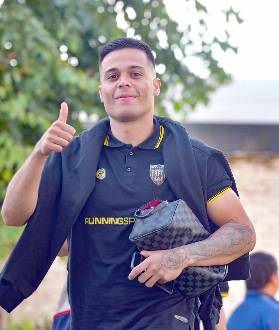 Hugo Sandoval (25) es el 9 que estaria buscando Olimpia para esta temporada.

Recoleta lo cedería por un año con opción de compra. 

El día de hoy habrá una reunión importante para la llegada del
Jugador. 

En la última temporada con el Canario, registro 8 goles y 3 asistencias