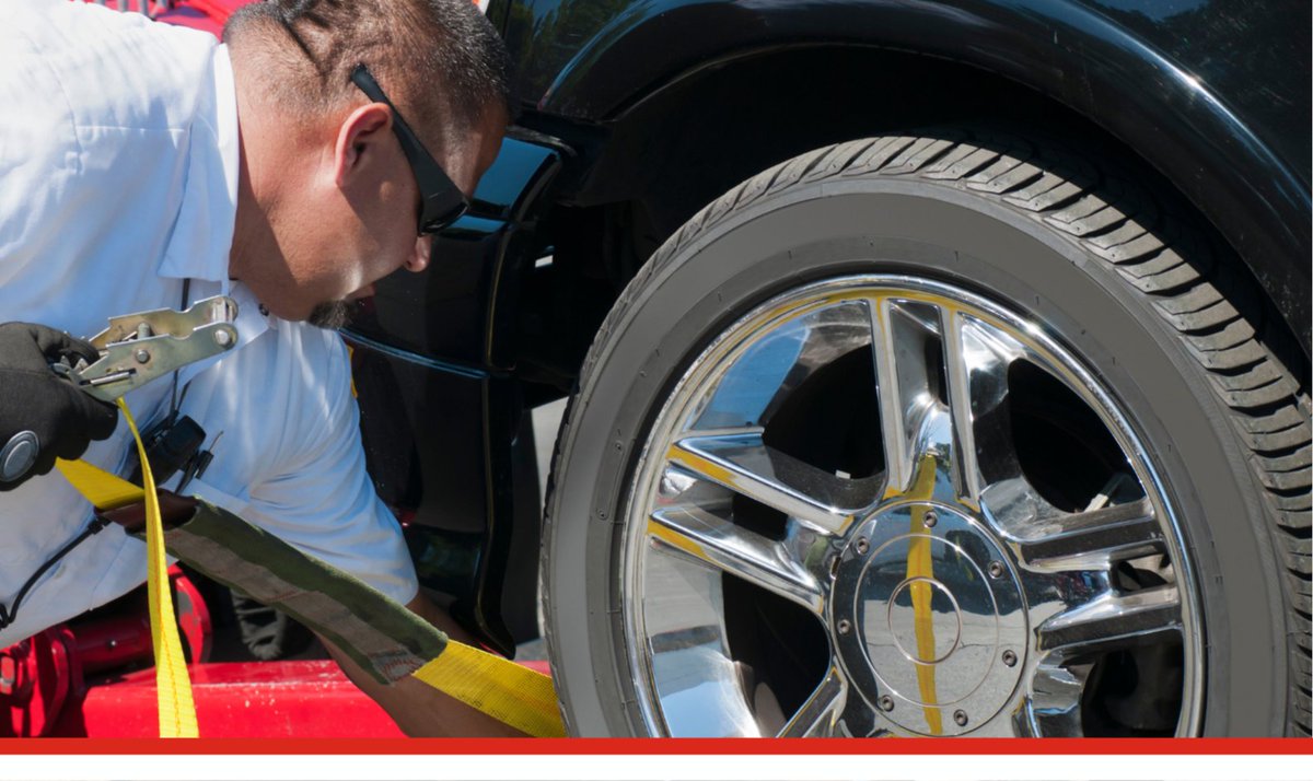 AAABGNews's tweet image. AAA's roadside rescue crew rescues people on the side of highways with vehicles speeding by. It’s not a race. You want to make it home safely--and so do they. Help keep them safe by giving them the space they need to work safely. #SlowDownMoveOver