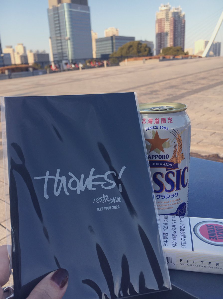 pratelo's tweet image. お別れ会で渡されたガーベラが薄ピンクで嬉しかった。久しぶりにラッキーストライク吸ったら不味すぎた。あの日から丸2年。