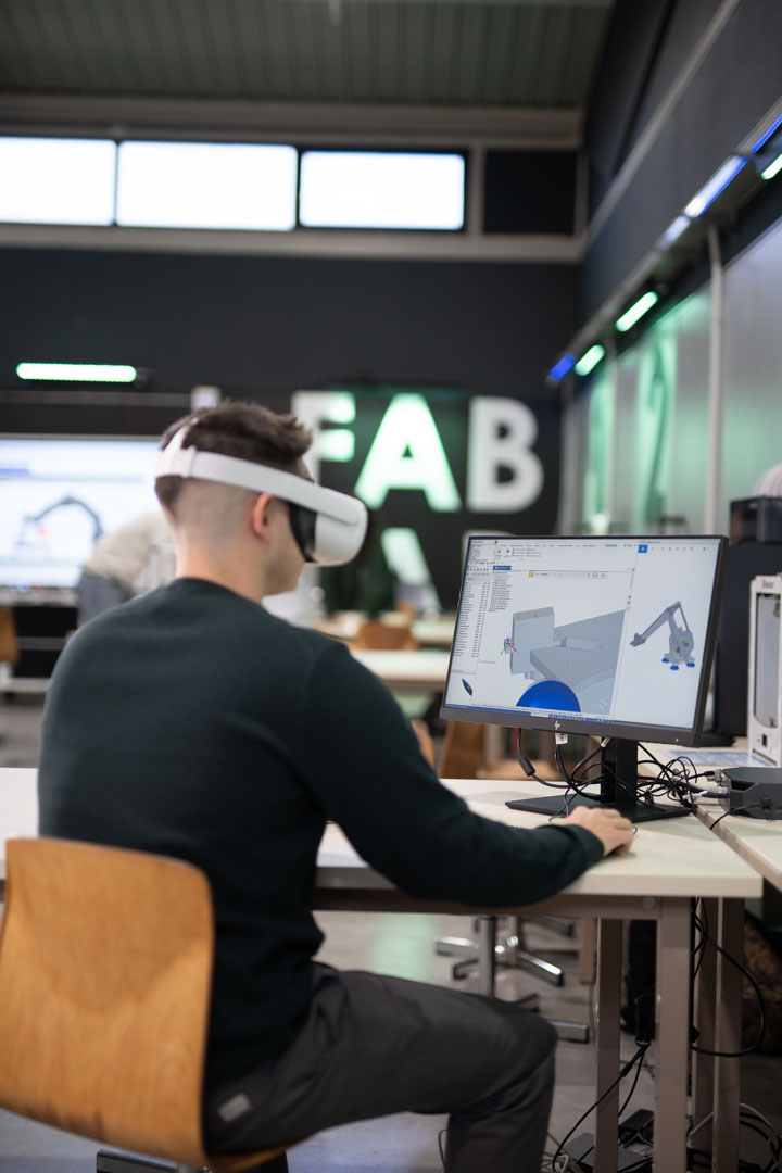 uaxuniversidad's tweet image. El futuro se imprime en 3D. 🖨️ En nuestro Fab Lab, las ideas de los estudiantes de Ingeniería y Arquitectura pasan del papel a la realidad en cuestión de horas.
Si puedes imaginarlo, en UAX tienes las herramientas para crearlo. 🧠

#UAX #FabLab #Innovación #Tecnología #Ingeniería