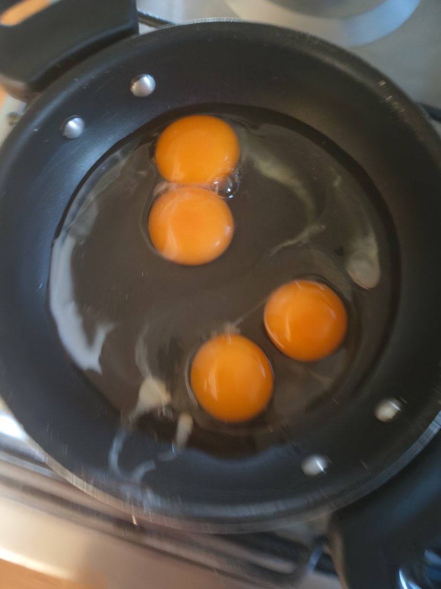 3 huevos de doble yema... Estoy comiéndome a toda una generación de pollitos T-T (bueno técnicamente sería mi padre que fue al que le salieron las yemas dobles... Pero igual, el otro día me salieron 2 doble yema, cual era la posibilidad gente?)