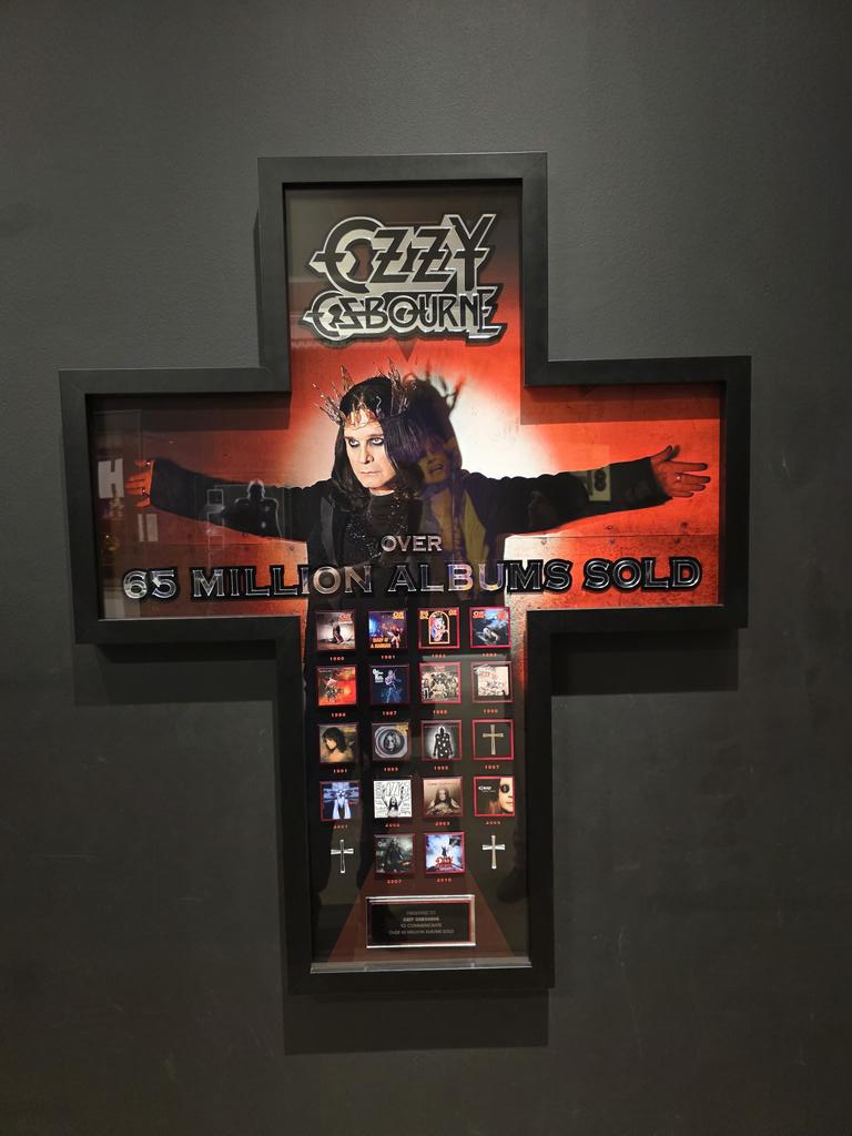lant_berath's tweet photo. #OzzyOsbourne Ausstellung #WorkingClassHero im #BirminghamMuseumandArtGallery war sehr cool anzuschauen 🤘😎🤘 https://t.co/3owI9T2br8