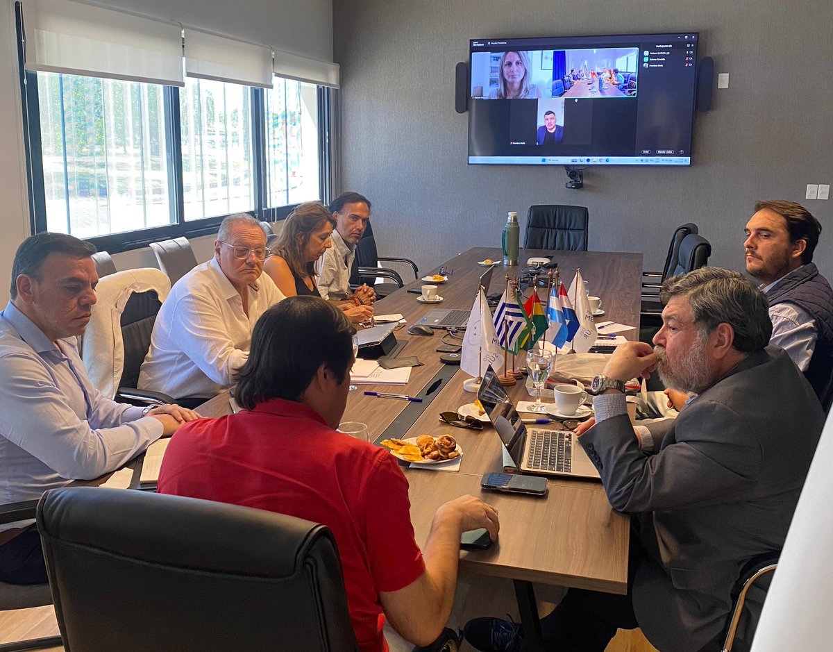 #AHORA Presidente del #PARLASUR, <a href="/rodrigamarrak/">Rodrigo Gamarra</a>, se reúne con Secretarios y Directores para planificar la agenda institucional del PARLASUR y los ejes de trabajo para 2026