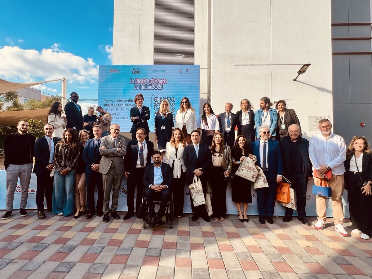 Amelia_LKF's tweet photo. #DirectCirco 
La langue française rassemble et nous en avons fait une belle démonstration samedi à Dubaï, lors de la dictée géante organisée au Lycée français international AFLEC @LfiDubai, avec l'excellent @rachidsantaki et @AxiomAppFR 
Je n'aurais pu imaginer il y a une trentaine d'années prendre aujourd'hui autant de plaisir à faire une dictée. Comme pour beaucoup, et nombreux ont partagé ce ressenti, l'exercice de la dictée demeure un mauvais souvenir ; notre langue recèle bien des pièges qui font aussi toute sa beauté ! 
Et pourtant, c'est bien un parfum de joie et de fête qui régnait samedi dans la cour de récréation de ce bel établissement, grâce à ce concept de dictée géante qui se veut un moment de partage et non pas d'exclusion. 
Le @LfiDubai et l' AFLEC promeuvent une pédagogie tournée vers les projets collectifs, l'autonomisation des jeunes cerveaux et la bienveillance, pour en faire un levier vers l'excellence et la confiance en soi. A l'heure où notre modèle d'enseignement français à l'étranger se trouve affaibli et se cherche dans une nécessaire réforme structurelle, ne négligeons pas la voix des acteurs engagés qui font la force de notre réseau aujourd'hui et l'AFLEC en fait résolument partie.