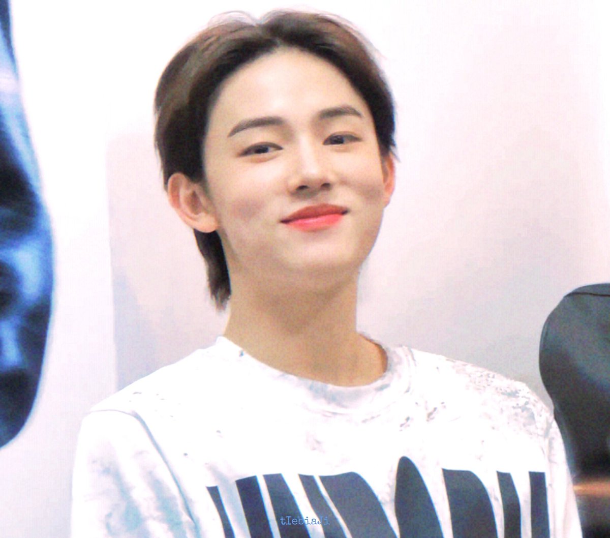 just noticed the camera filming him while his was eating：😶→☺️
#seonghyeon #성현