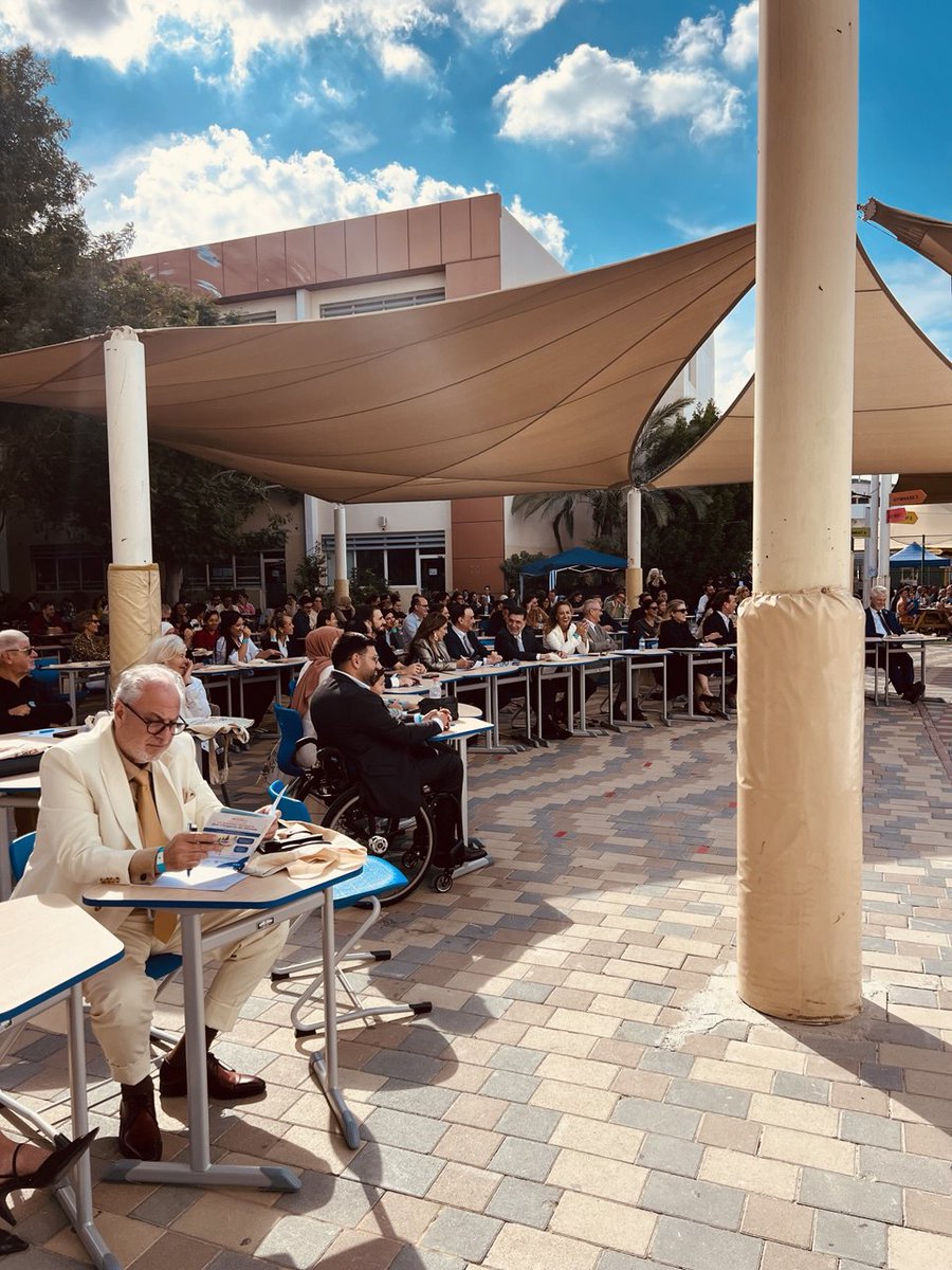 Amelia_LKF's tweet photo. #DirectCirco 
La langue française rassemble et nous en avons fait une belle démonstration samedi à Dubaï, lors de la dictée géante organisée au Lycée français international AFLEC @LfiDubai, avec l'excellent @rachidsantaki et @AxiomAppFR 
Je n'aurais pu imaginer il y a une trentaine d'années prendre aujourd'hui autant de plaisir à faire une dictée. Comme pour beaucoup, et nombreux ont partagé ce ressenti, l'exercice de la dictée demeure un mauvais souvenir ; notre langue recèle bien des pièges qui font aussi toute sa beauté ! 
Et pourtant, c'est bien un parfum de joie et de fête qui régnait samedi dans la cour de récréation de ce bel établissement, grâce à ce concept de dictée géante qui se veut un moment de partage et non pas d'exclusion. 
Le @LfiDubai et l' AFLEC promeuvent une pédagogie tournée vers les projets collectifs, l'autonomisation des jeunes cerveaux et la bienveillance, pour en faire un levier vers l'excellence et la confiance en soi. A l'heure où notre modèle d'enseignement français à l'étranger se trouve affaibli et se cherche dans une nécessaire réforme structurelle, ne négligeons pas la voix des acteurs engagés qui font la force de notre réseau aujourd'hui et l'AFLEC en fait résolument partie.