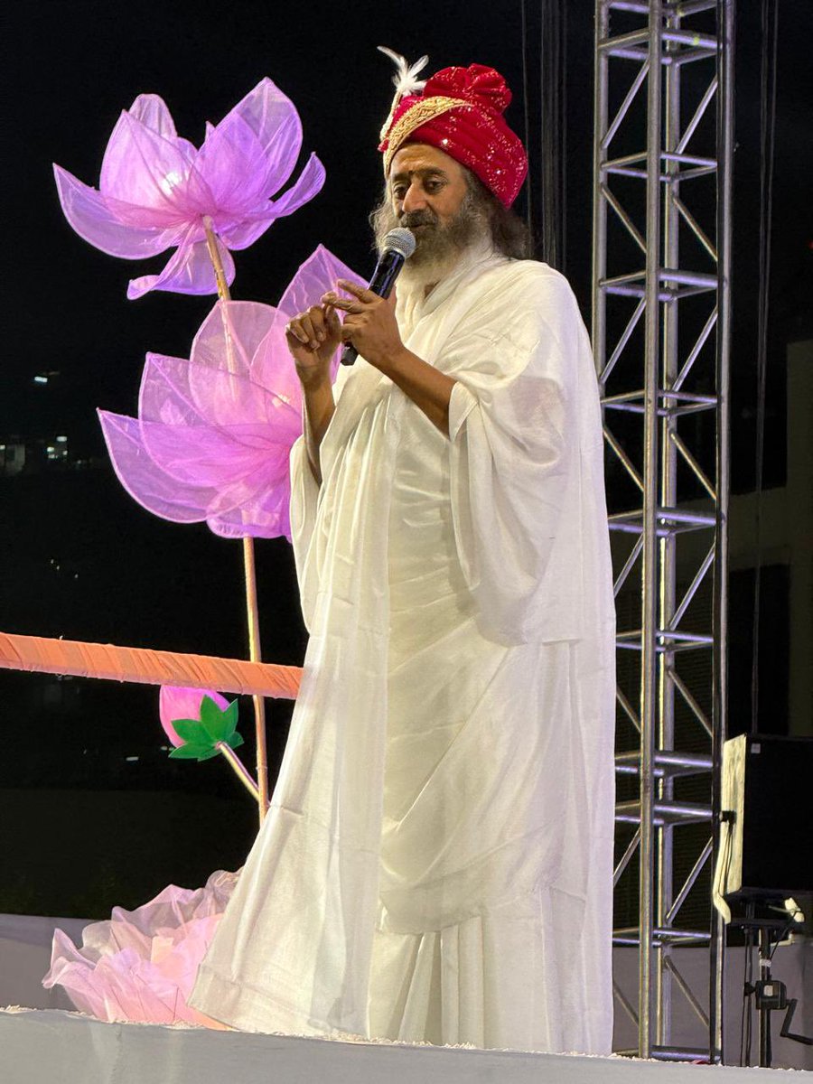 vasudha777's tweet photo. Mumbaikars #SoakedInBliss with @Gurudev yesterday, when more than ten thousand people gathered at BKC grounds. 
Like a sky rocketing journey to experiencing bliss, no runway or pre-qualifications were required by anyone, it was a blissful experience for one and all. https://t.co/RY1WLFNMVM