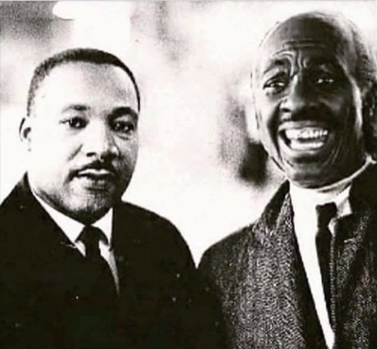 SebastianAvenue's tweet image. “I met Dr. Martin Luther the King in 1962 in Memphis, TN. I'm walkin' down the street, mindin' my own business, just walkin' along, feelin' good. I walk around a corner. A man walk up, hit me in my chest, right? I fall on the ground”

- Clarence of MY T Sharp Barbershop
#MLKDay