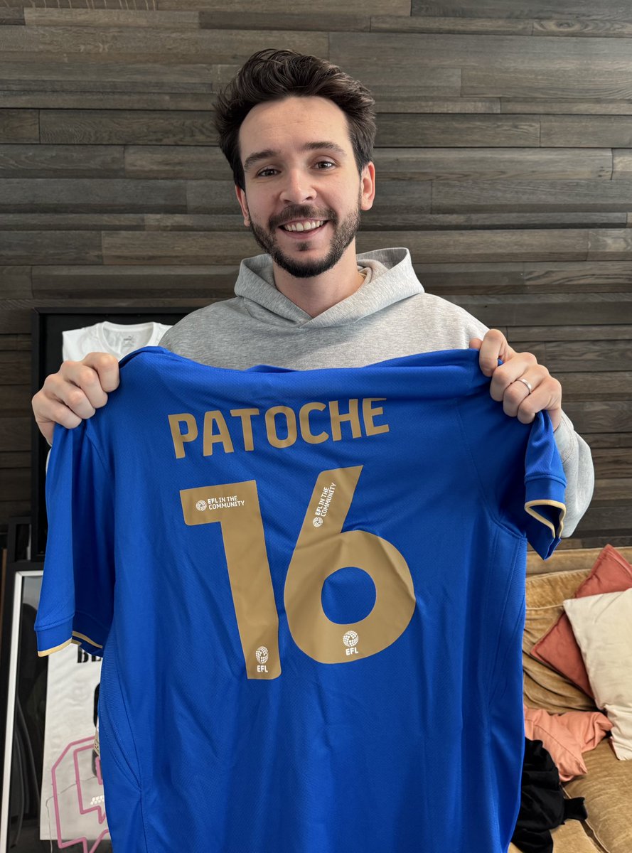 DomingoTV's tweet photo. On a reçu le maillot du GOAT 😍 https://t.co/gToA3AHjTJ