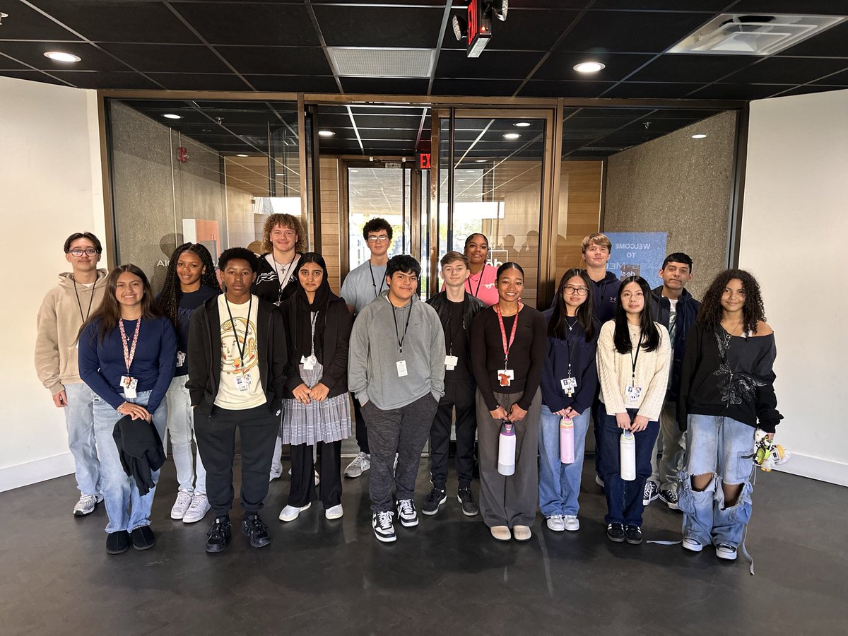 SHSEarlyCollege's tweet image. Thank you, Crave Designs, for letting us tour your facility, exposing us to the limitless possibilities of graphic design (and letting us play on that cool chair😜)! #futuredesigners #PTECH #workbasedlearning