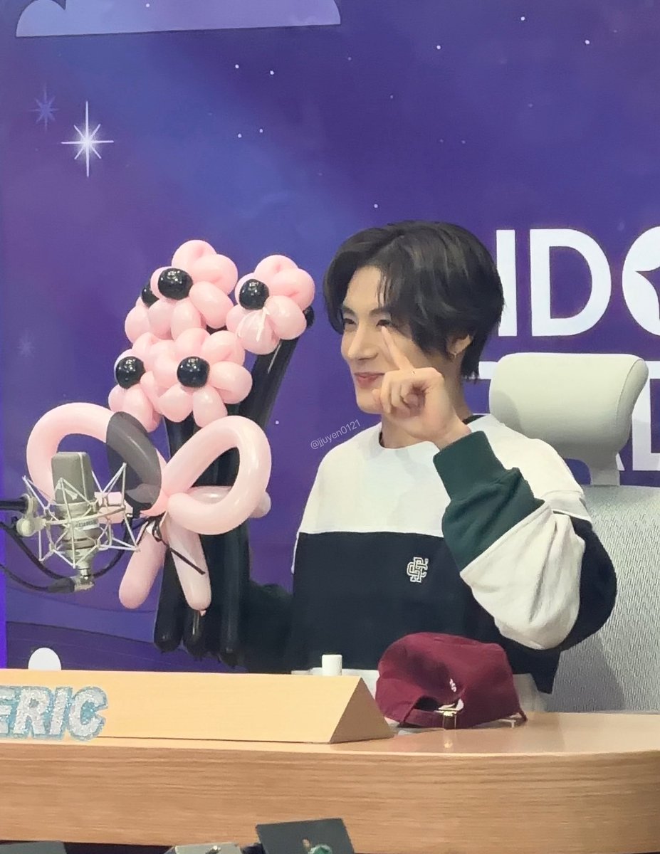 jjuyen0121's tweet photo. 260119 아돌라 더보이즈 에릭 돌랑네컷
#아돌라 #더보이즈 #THEBOYZ #에릭 #EIRC 

영재야 아이돌라디오 1주년 축하해🎉 https://t.co/a7jGBflxzF