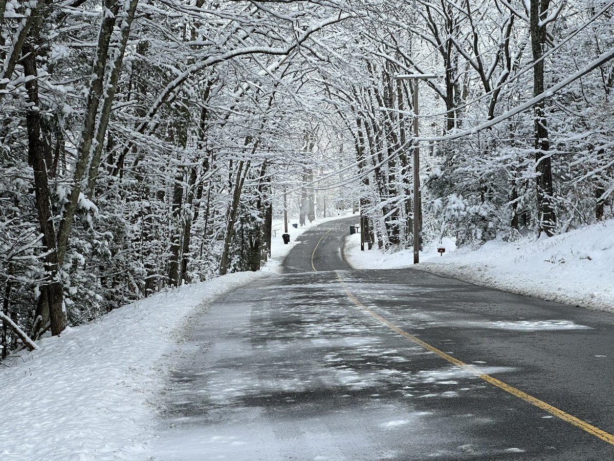 crownweather's tweet image. Final snow total here in Sturbridge is 4.0 inches.  Snow depth is 6.5 inches.  Took some really pretty snow pictures this morning.  Spotter 19-804.  @NWSBoston @WX1BOX #mawx #masnow #snow