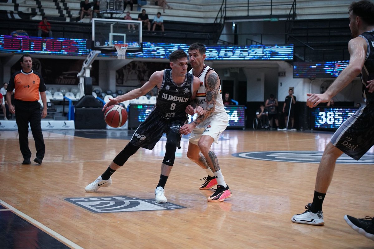 🟢 <a href="/GyECR/">Gimnasia Comodoro</a> venció 88-75 a <a href="/ferrobasquetok/">Ferro Carril Oeste Basquet</a> en el sur. Dato 🔥 16 pts.
⚫ <a href="/OlimpicoLB/">Ciclista Olímpico La Banda</a> logró su 3ª victoria en fila: 77-64 a <a href="/CSM_Corrientes/">San Martín Ctes</a>. Vieta ⭐ 25 pts, 8 reb.
📸 Prensa Gimnasia y Olímpico