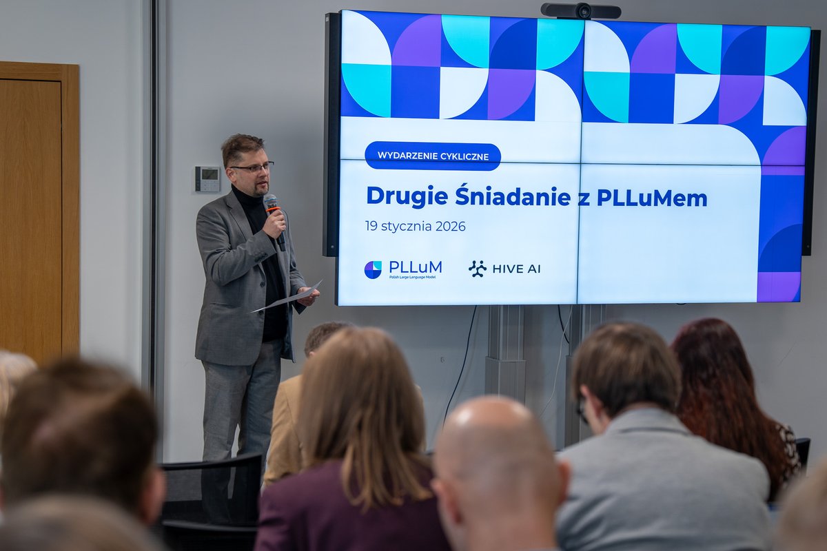 PLLuM tweet media