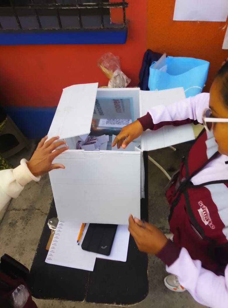 🌞 Muy buen día y excelente inicio de semana 

Desde la sección 330 en Azcapotzalco hicimos historia e instalamos su Comité Seccional  🗳️ para seguir abonando con la organización de nuestras bases y la utopía de la transformación. 🏳️‍🌈🏳️‍⚧️