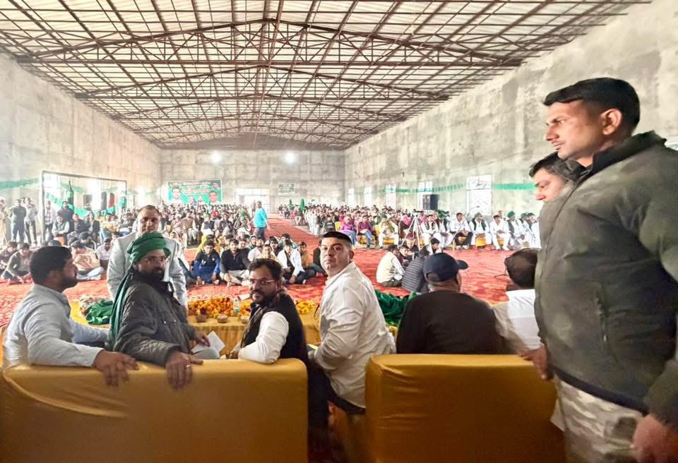 kschautala's tweet photo. आज झज्जर में आयोजित युवा प्रकोष्ठ की बैठक ने यह स्पष्ट कर दिया कि यह ज़िला सिर्फ़ अपनी मिट्टी और मेहनत के लिए नहीं बल्कि अपनी समझ, संयम और संघर्षशील चेतना के लिए भी जाना जाता है…

झज्जर का युवा दिखावे से नहीं, विचार और इरादों से बदलाव चाहता है।

यहाँ युवाओं के रोज़गार, शिक्षा, सुरक्षा और किसान के भविष्य को लेकर सीधे सवाल है और इन सवालों में गुस्से के साथ-साथ समाधान की भी तलाश है और यही झज्जर की ताक़त है।

इनेलो उस हर युवा के साथ है जो अपने हक-हकूक के लिए संघर्ष करना चाहता है और जो राजनीति को सेवा के साथ-साथ जवाबदेही से जोड़ना जानता हो।