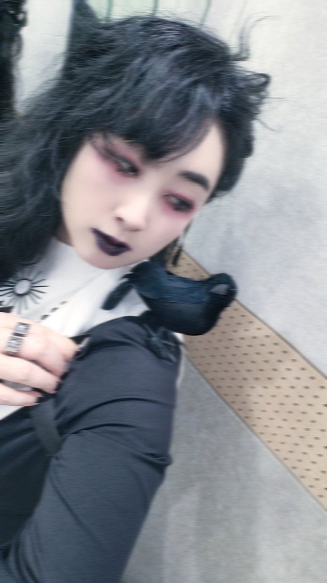 내 가마기 원래 어개에 안자잇더니 머리곡대기에 올라가데