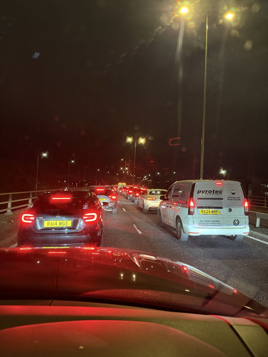oxfordsolarpv's tweet photo. @OxonTravel Oh no it isn't. Still sat stationary after 30 mins on ring road..... https://t.co/1rAegy45O7
