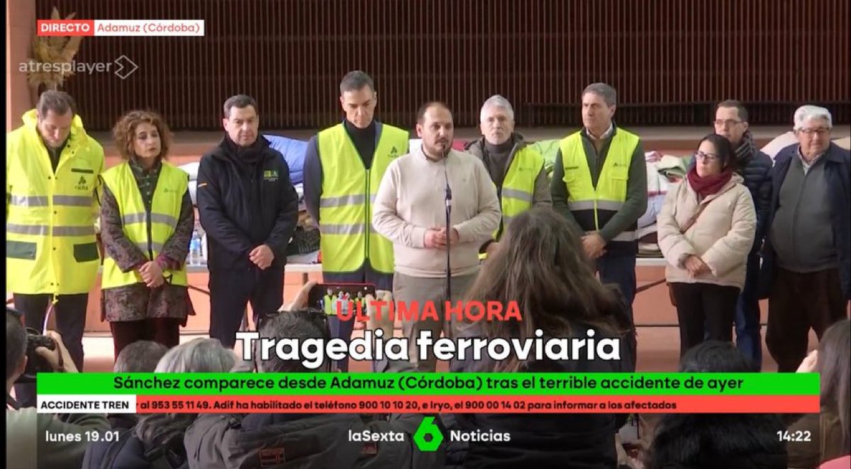 MurcianoJapo's tweet image. No hay que “politizar la tragedia” pero vamos a mandar a la Ministra de Hacienda que casualmente se presenta a las elecciones andaluzas a sacarse fotos en el lugar del accidente como si fuese una técnica que lo está investigando