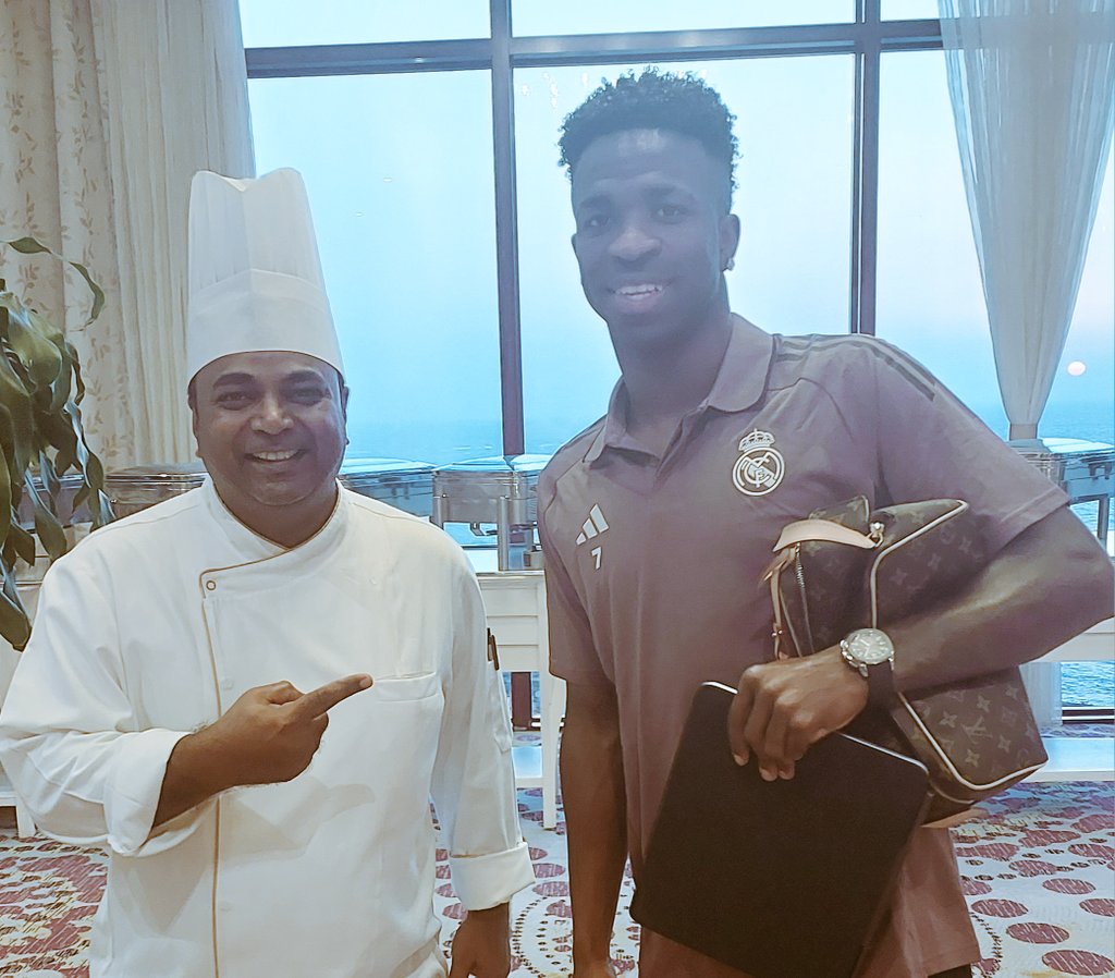 chefmunawar's tweet photo. لحظات مميزة مع أسماء صنعت حضورها 🌟
من كواليس السوبر الإسباني في جدة
مساء السبت 10 يناير 2026
شيف أليكس – نادي ريال مدريد
البرازيلي فينيسيوس جونيور
الإنجليزي ويليام بيلينغهام
#شيف_منور_بنون 
#يوميات_شيف_سعودي 
#السوبر_الإسباني
#فينيسيوس_جونيور
#بيلينغها https://t.co/kRyNxKOjG2