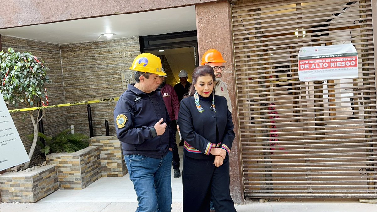 Recibimos a nuestra Jefa de Gobierno, <a href="/ClaraBrugadaM/">Clara Brugada Molina</a>, en Paseos de Taxqueña, donde nos reunimos con las y los vecinos afectados por la explosión. Agradecemos a todas y todos por su confianza, los tres niveles de gobierno vamos a seguir trabajando en coordinación para garantizar
