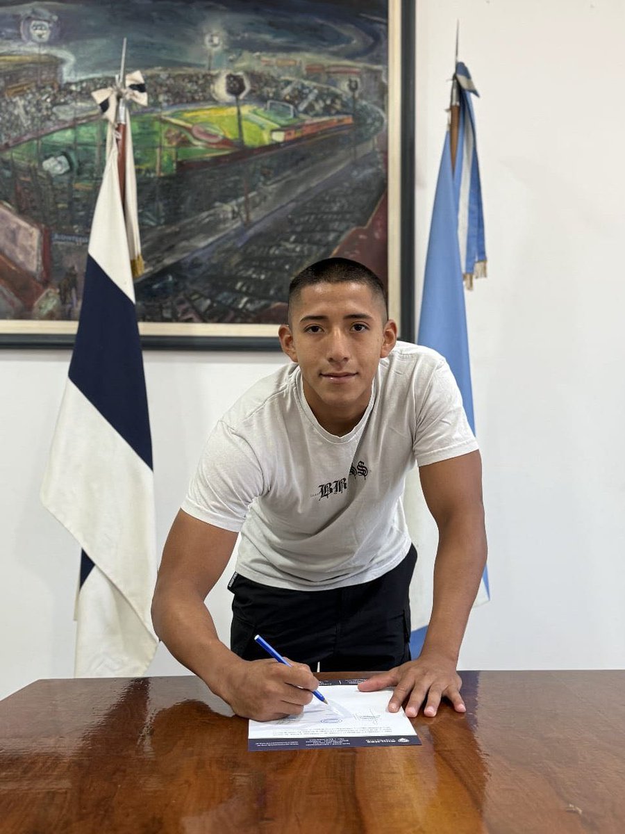 🚨 Juan Yangali 🇵🇪🇦🇷 es nuevo jugador de Quilmes 🇦🇷 por todo el 2026 | El volante de padres peruanos rescindió su contrato con Gimnasia y Esgrima de La Plata.

Jugará en la segunda división argentina toda esta temporada. ✍🏻
